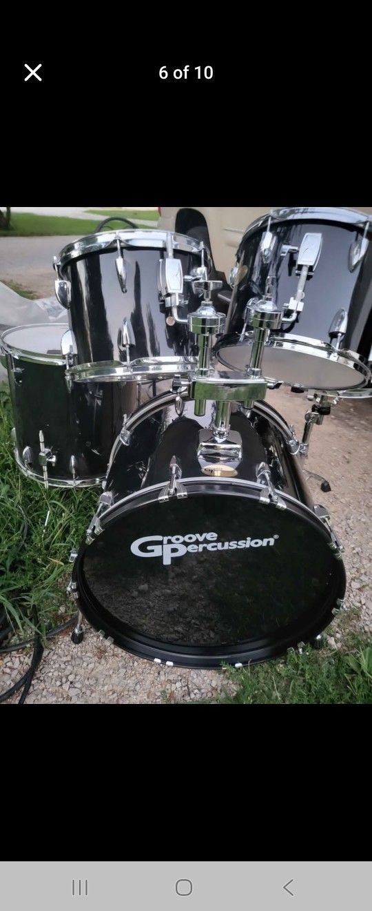 5 Piece Groove Percussion Drum Set. Bass Drum with legs
2 rack Toms with mount
floor Tom With Legs