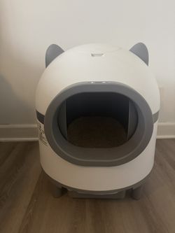 Brand new cleaning litter box