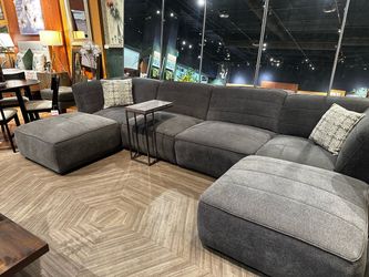 Large Gray Fabric Modulare Sectional Sofa with Chaise