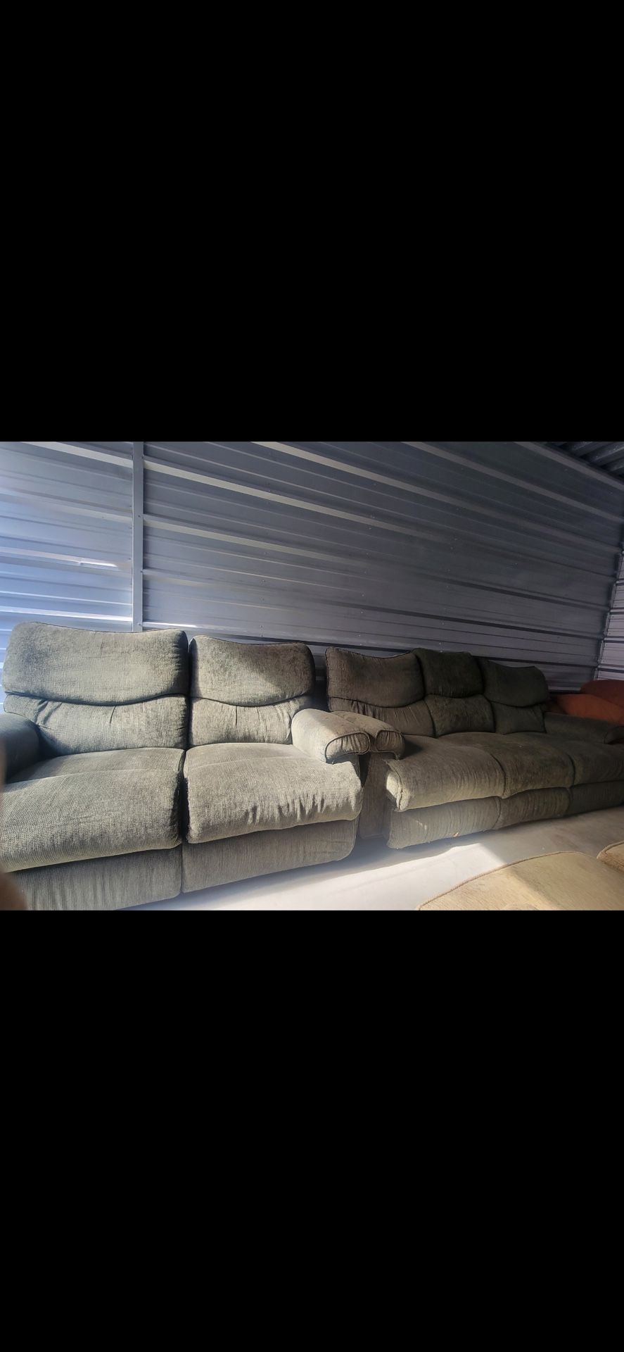 Good condition Reclining Sofa & Loveseat $200‼️ Will Delivery Tuesday Before Thanksgiving