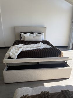 Queen Beds Display Models Brand New Frames
