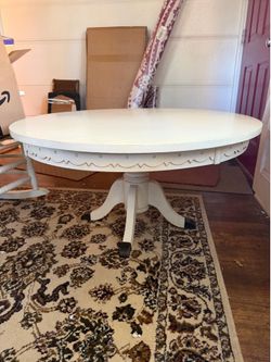 Round white pedestal cocktail table, coffee table