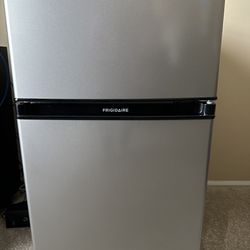 Fridgerate mini fridge (like New)