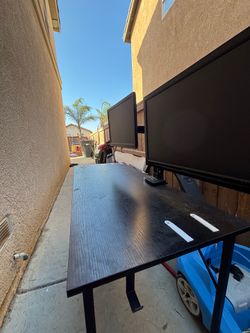 Gaming desk with screens