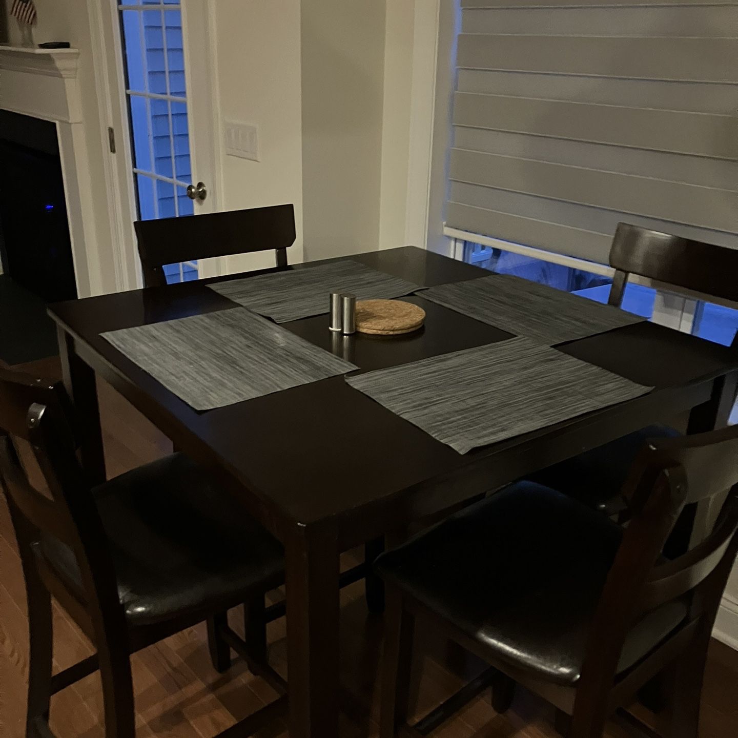Dinning Table With 4 High Chairs 
