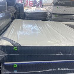 KING SIZE DREAMCLOUD MATTRESS & BOX SPRINGS BED SET