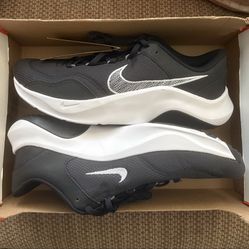Men’s size 10 Nike legend essential 3 next nature training shoes
