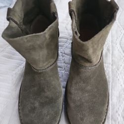 Ugg Boots Size 9 To Woman 
