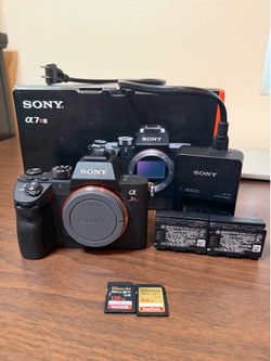 Sony Alpha a7R IIIA Mirrorless Digital Camera (Body) + 2 SanDisk Memory Cards