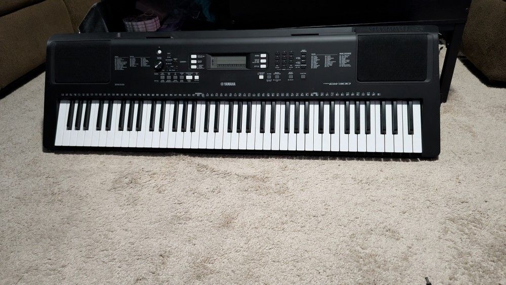Yamaha EW300 keyboard