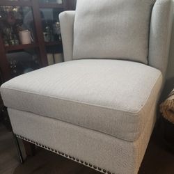 Brand New Thomasville livingroom set.  2 chairs and cherry side table