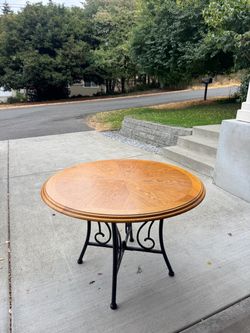 Round Dinning Table