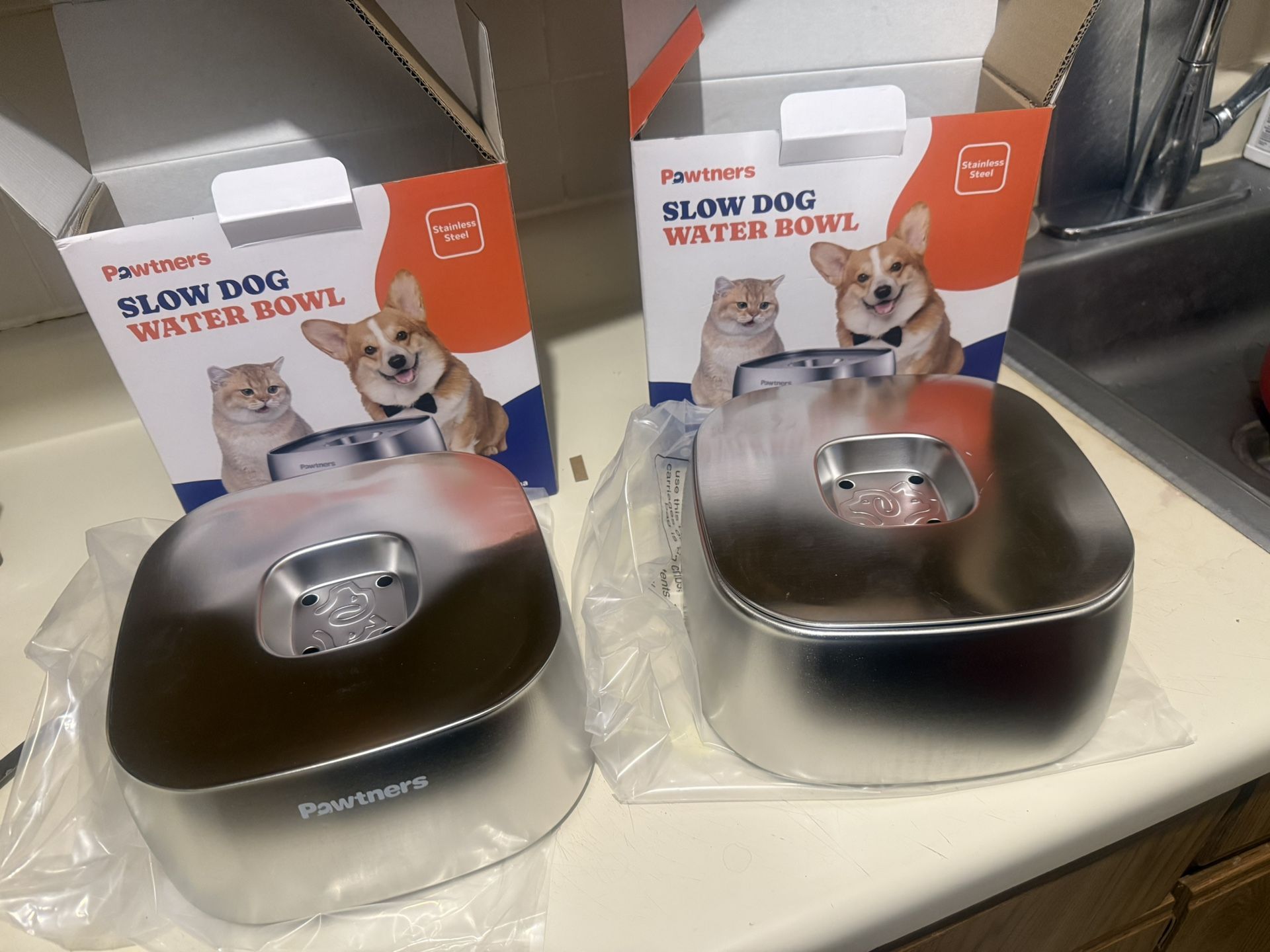 No Spill Water Bowl for Dogs, 135oz/4L All Stainless Steel Dog Water Bowl with Non-Slip Base, Spill Proof for Medium Large Messy Drinkers, Anti Splash
