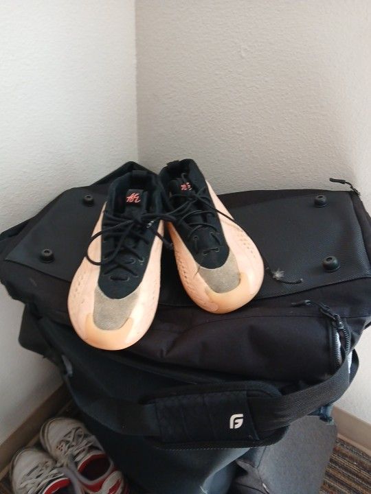 A e one's shoes
