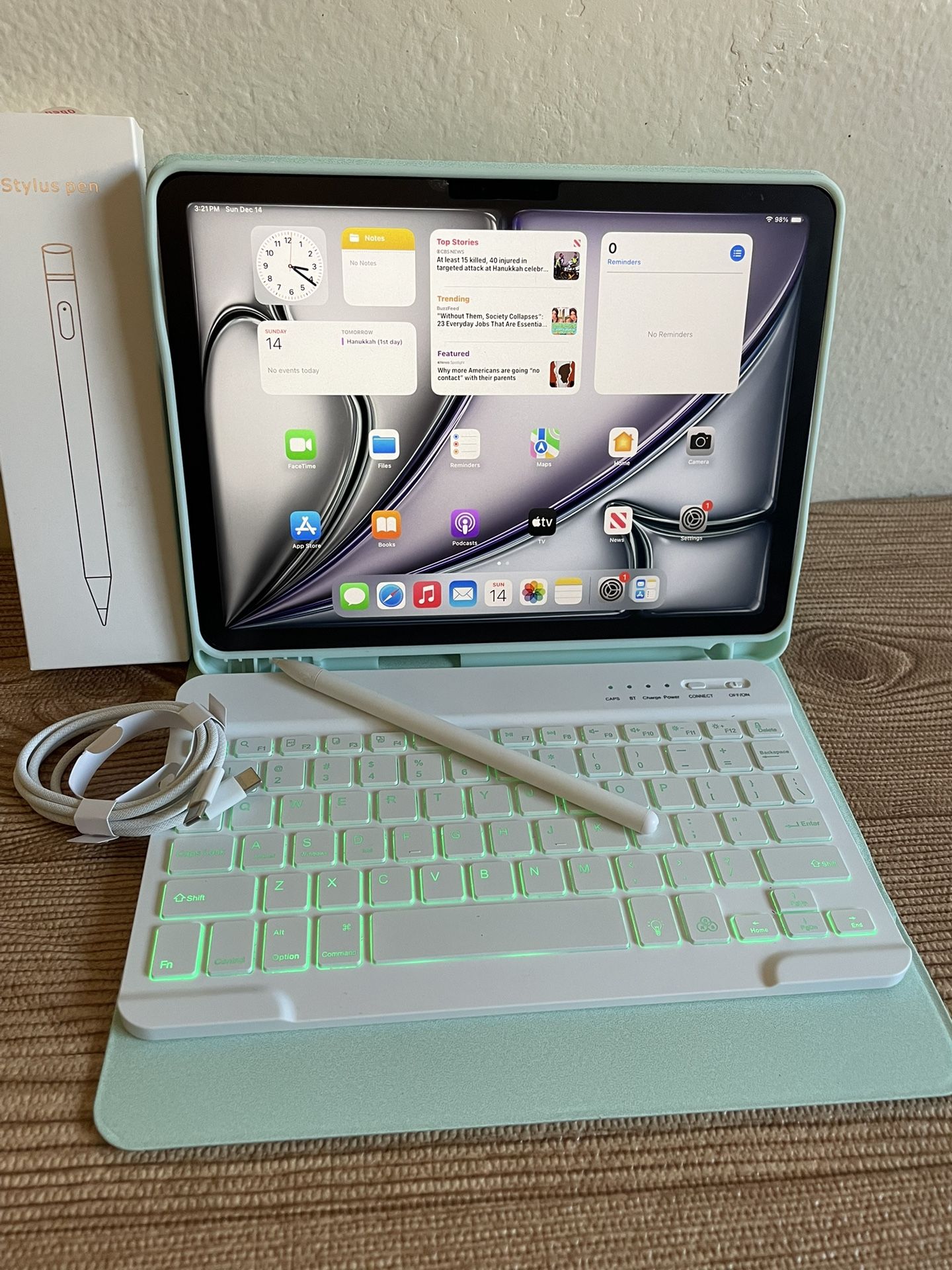 Apple iPad Air 11” M2 chip 128GB (2024 model / Gray) with keyboard and Pencil (100% battery)