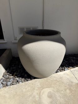 West Elm Pottery Barn Modern XL Ronan Ficonstone Indoor/Outdoor Planters