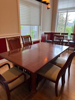 Cherry wood dining table with 6 comfortable chairs