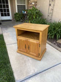 TRADITIONAL OAK TV / GAMING CART / MICROWAVE CART ON 4 X CASTER WHEELS (25”W X 17.5”D X 26”H)