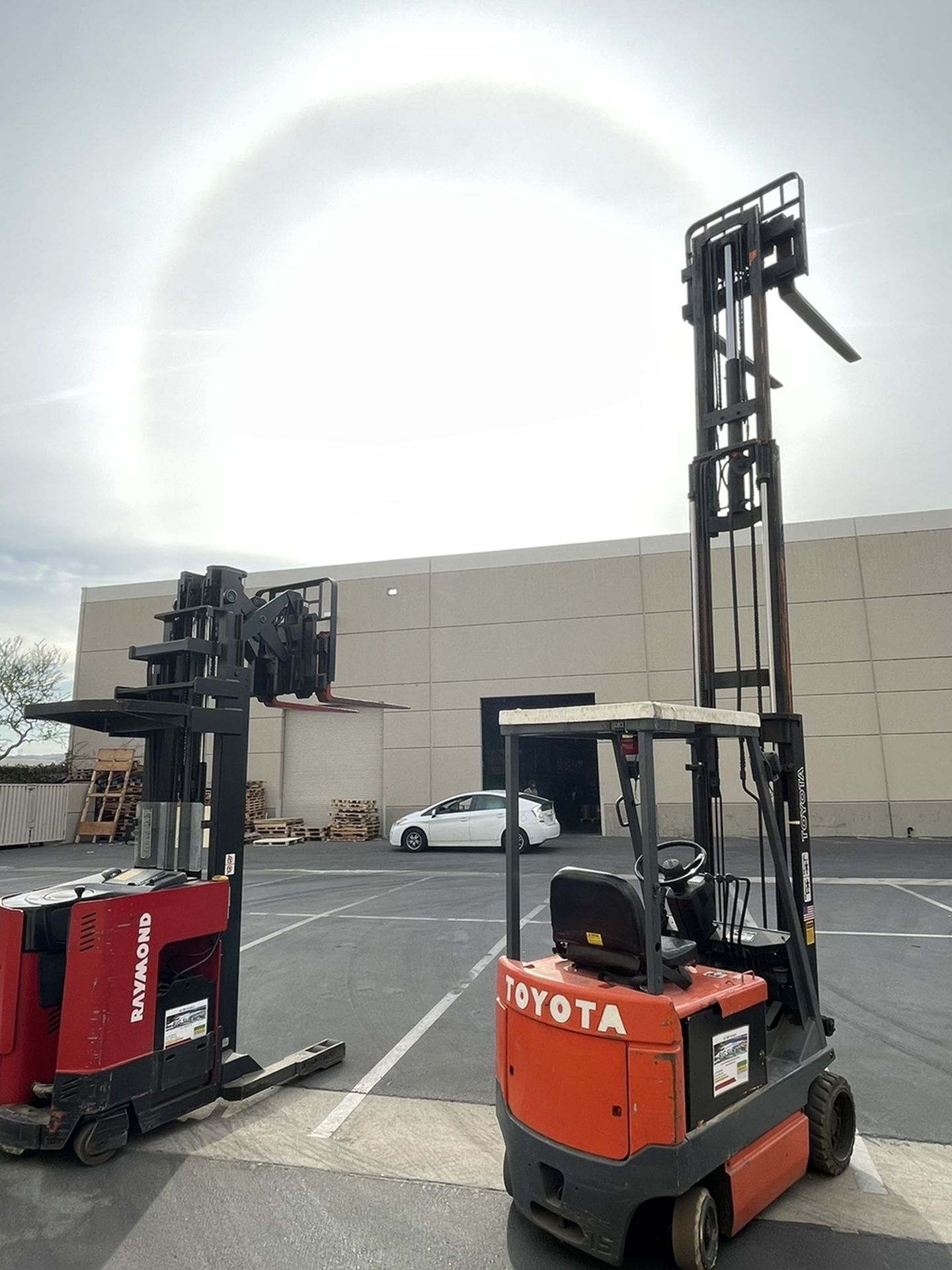 Toyota and Raymond Electric Forklifts for Warehouse