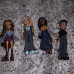 Bratz dolls + bag of their accessories 