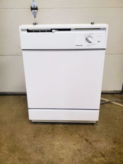 Hotpoint dishwasher (delivery available)