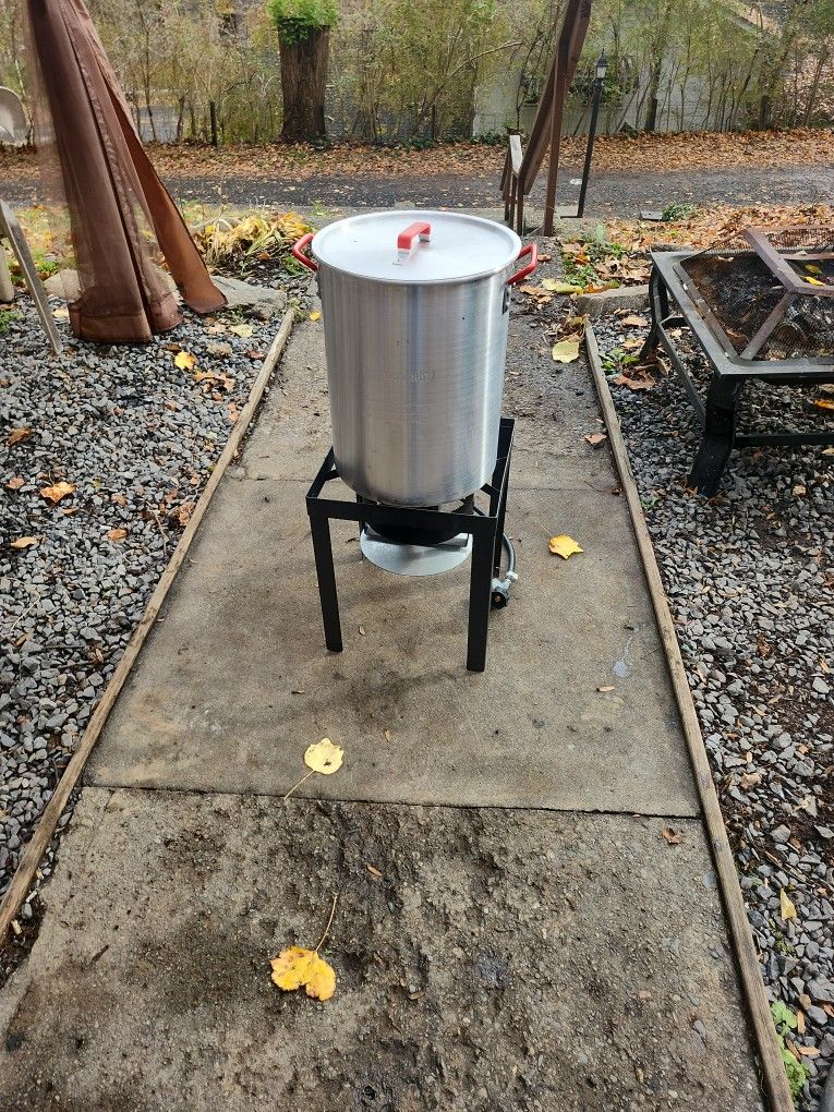 30 qt  turkey fryer $80