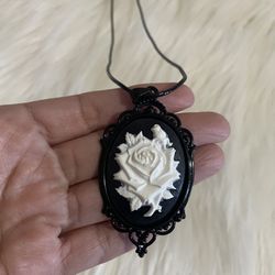 Brand New Beautiful White Rose Black Pendant Necklace In Gift Box 