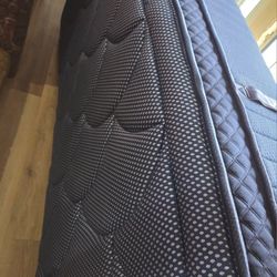 Twin XL Dreamcloud Luxe Memory Foam Mattress - Like New