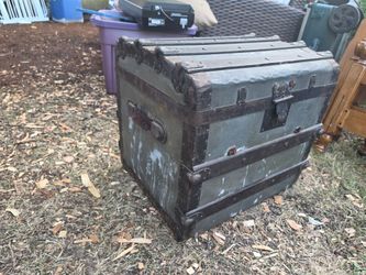 Antique Steamer Trunk / Vintage Storage Chest