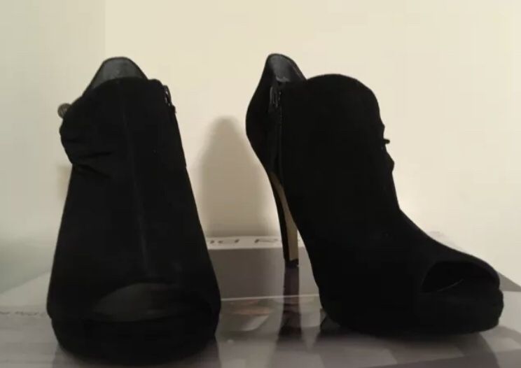 Sexy Nine West Evenly Peep Toe Suede Booties!! 8.5 Black