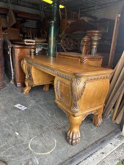 Beautiful Desk. ( deliver available )