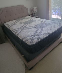 Queen Bed– Excellent Condition
