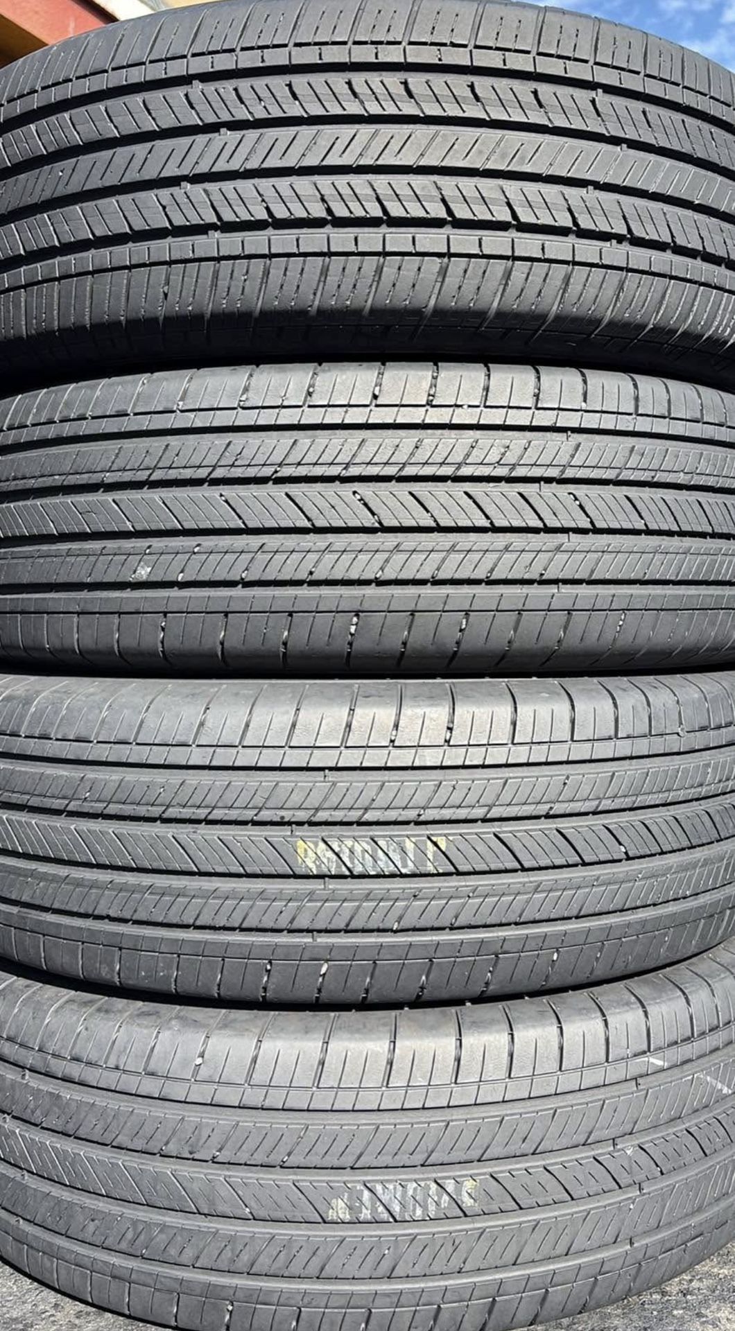 Set 215/65-17 Goodyear Con El 80% De Vida 