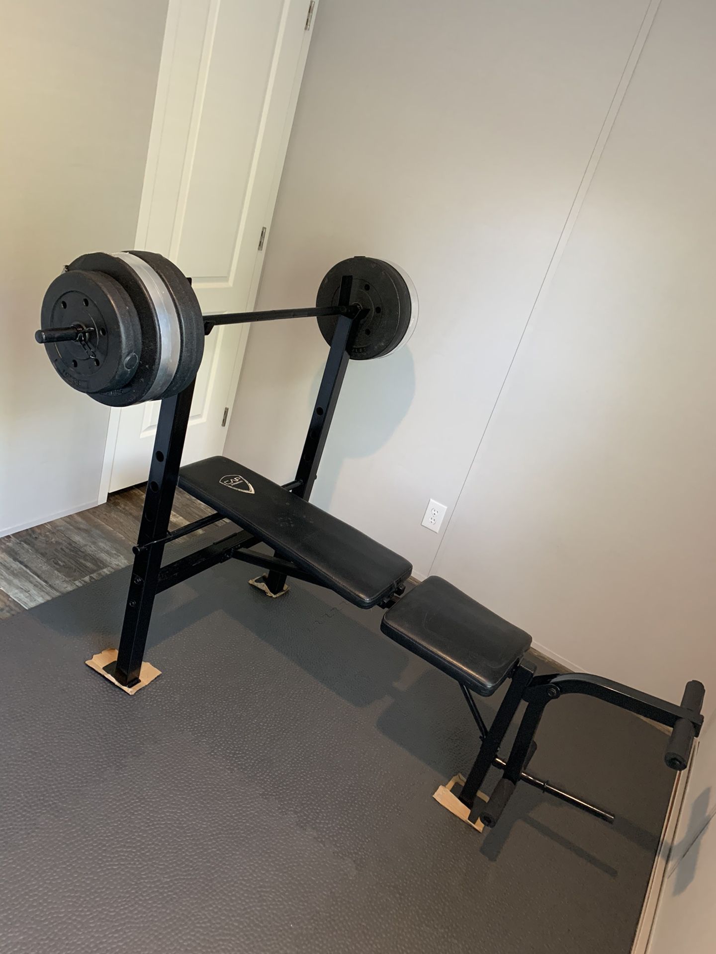 Adjustable bench press, with leg extensions and 100 lbs of weight