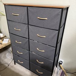 10 Drawer Dresser. Lots Of Storage. Excellent Cond