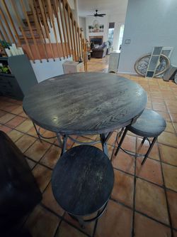Table round 42 inch and 4 swivel chairs