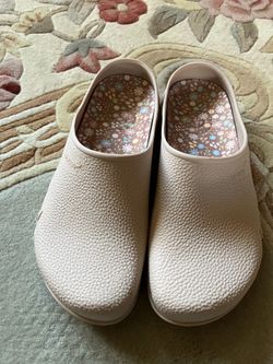 Cute Tan Garden Shoes Clogs / House Shoes / Slip-Ons