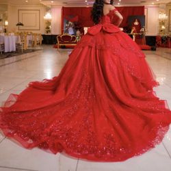 Un Hermoso Vestido De Muy Buena Calidad. Con Un Diseño Exclusivo Y Personalizado Por Una Diseñadora. El Vestido Está Cómo Nuevo, Uso De Solo Par Hora 