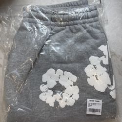 DENIM SHORTS COLOR WHITE ON GREY (LARGE)