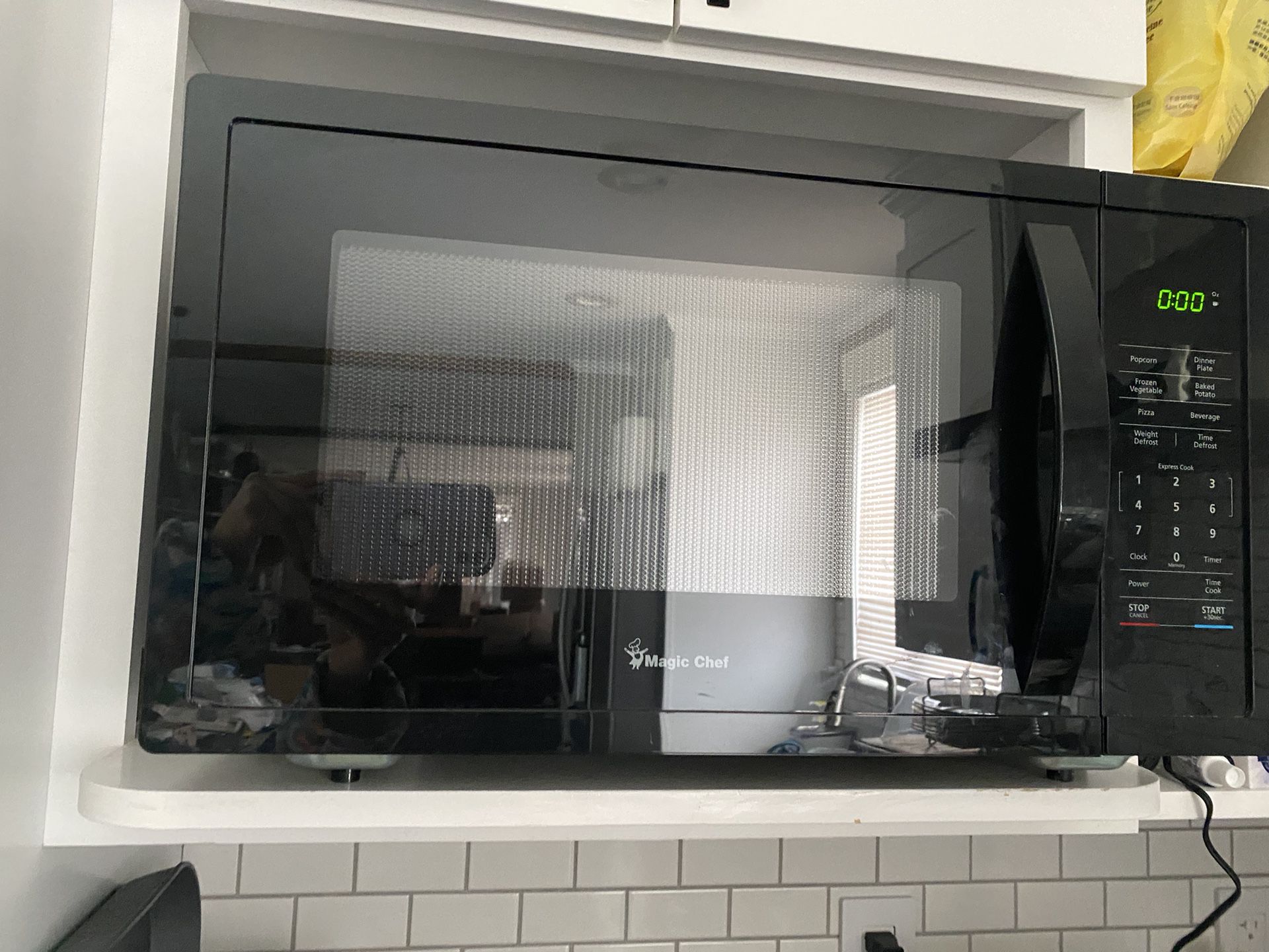 Magic Chef microwave 1.6 cu. ft.  in Black
