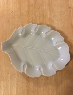 8" Leaf Shaped Dish/plate