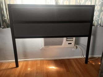 Headboard Queen Size ( Like New!)
