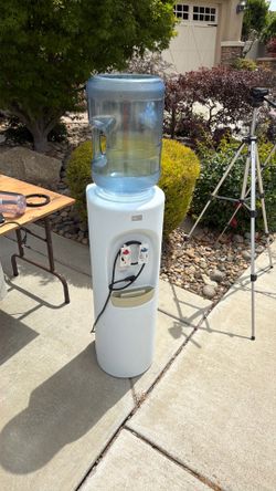 Water dispenser and jug
