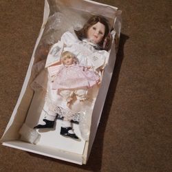  BEAUTIFULDOLLS  2 R  PORCELAIN  2 R TO PLAY WITH BUT ALSO COLLETIBLE DOLLS MAKE Offer Mbv