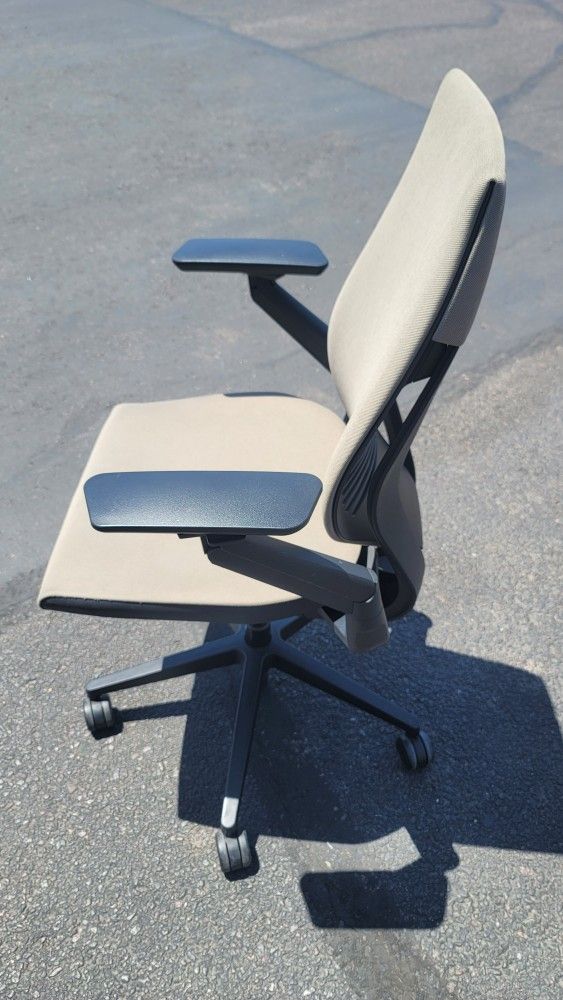 Steelcase Gesture Office Desk Gaming Chair