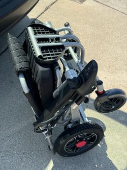 Foldable electric wheelchair