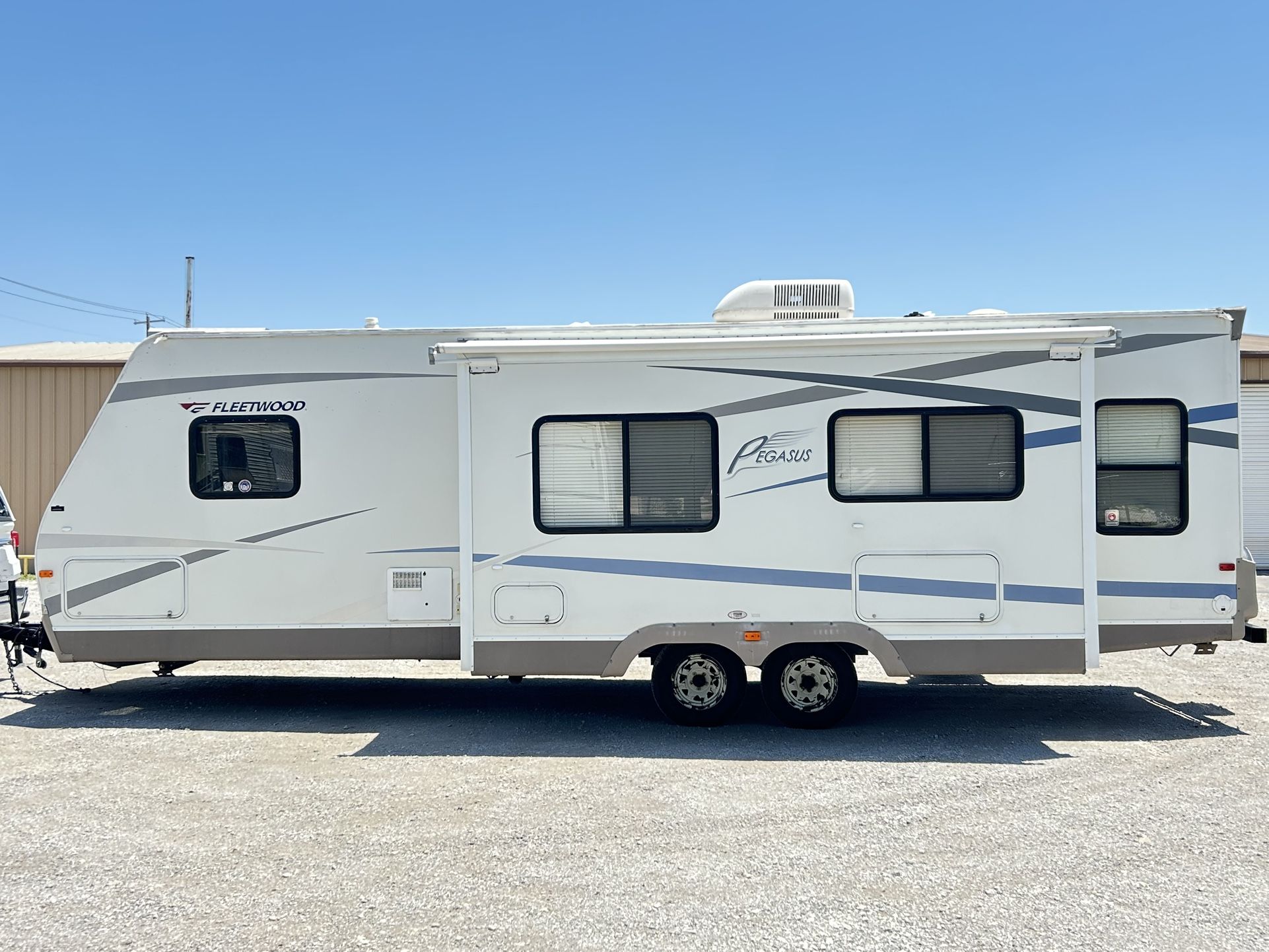 2007 Pegasus made by Fleetwood 29ft all fiberglass large slide