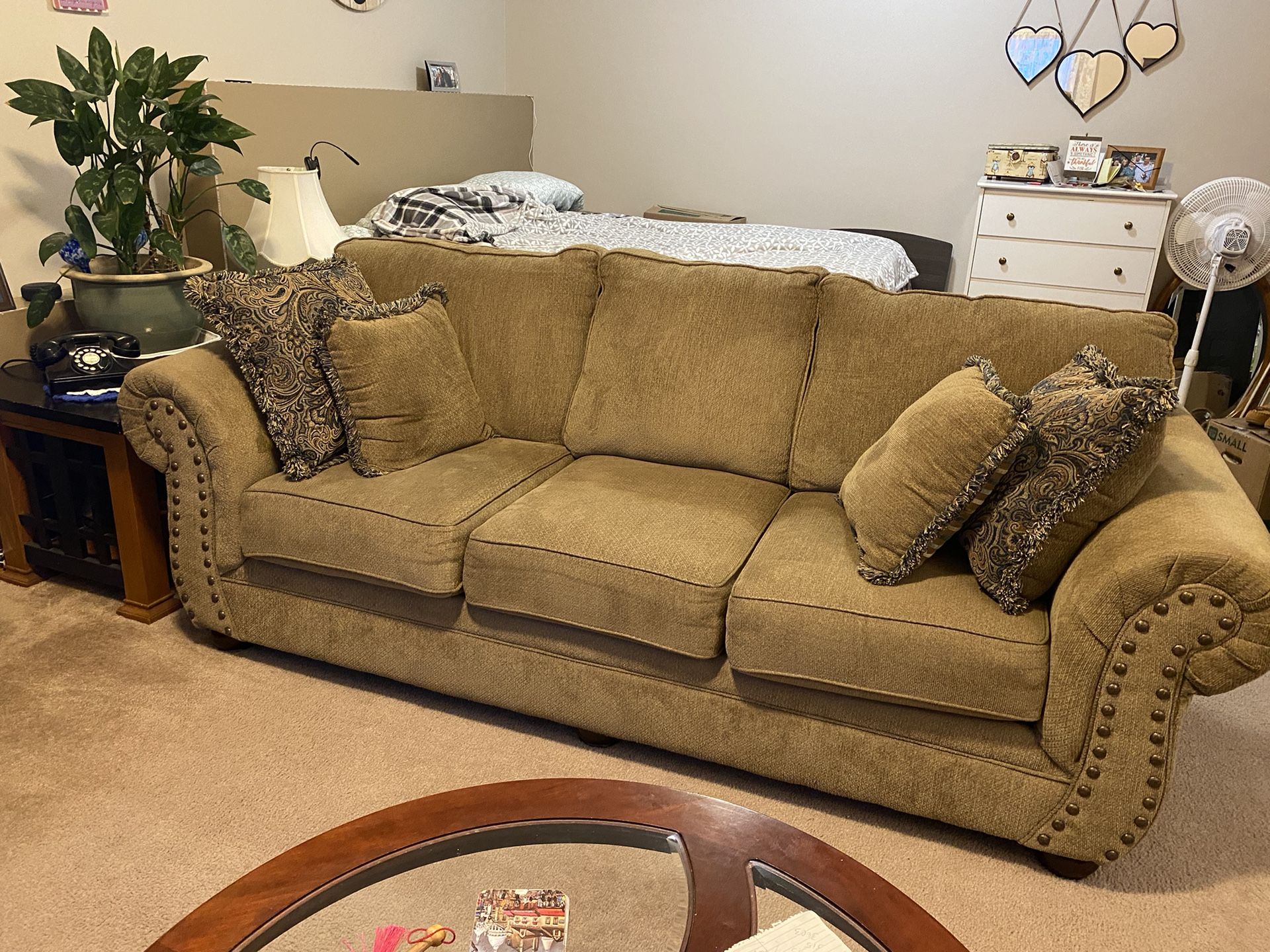 Couch, Cost 700new, It’s A Year Old But Still In New Condition! for Sale in Lake Stevens, WA