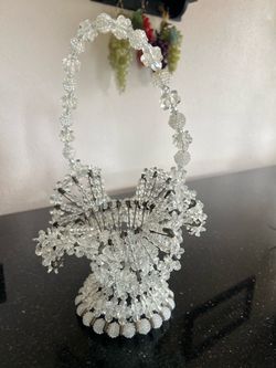 VTG  MCM handmade basket crafted from interlocking safety pins and translucent plastic beads
