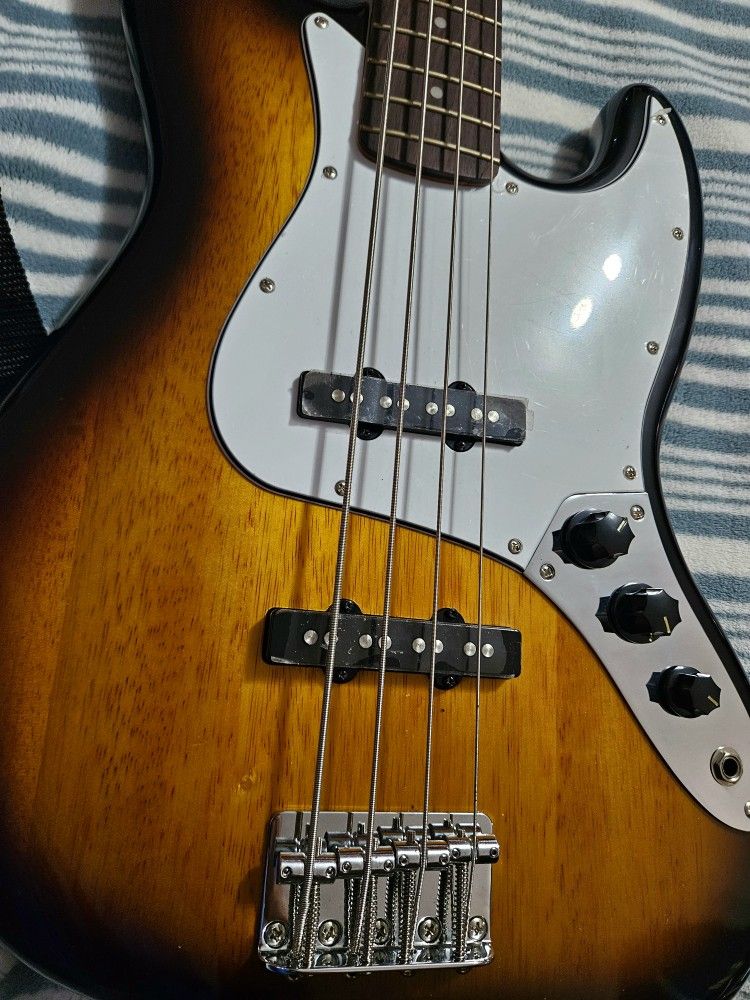 Bajo Squier By Fender Y Bocina Fender